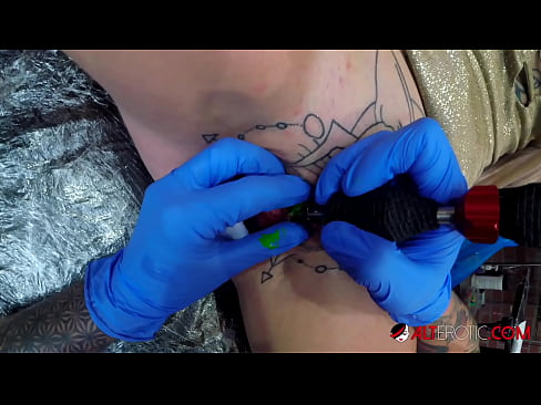 ❤️ Uiters getatoeëerde hottie Sully Savage het 'n tatoeëermerk op haar klitoris gekry ️❌ Net pornografie by ons ❤
